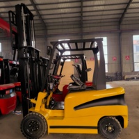 Chariot élévateur électrique compact WOMI 1,5T 2T avec batterie au plomb, mât à deux étages et pneus pleins pour la construction et l'entreposage