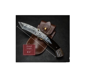 Cuchillo Plegable Multifuncional de Acero Damasco Inoxidable Hecho a Mano con Empuñadura de Cuerno de Búfalo y Funda de Cuero Fino - Product Image 1