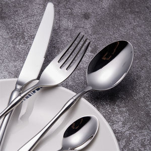 Elegante juego de cubiertos plateados apto para restaurantes, cafeterías y eventos, fabricado con material de acero inoxidable de larga duración. - Product Image 5