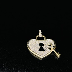 Collier pendentif de luxe en forme de cœur avec cadenas et clé en diamant |   Bijou Charme Amour Romantique en Or Jaune 10K pour Femme, Cadeau d'Anniversaire - Product Image 3