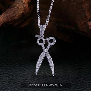 จี้เพชรโมอิสซาไนต์เกรดพรีเมียม VVS ประดับเพชรเต็มวง สไตล์ฮิปฮอป พร้อมสร้อยเงินแท้ 925 ดีไซน์รูปกรรไกร หรูหรา ทันสมัย ในราคาที่ดีที่สุด - Product Image 1