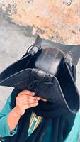 Chapeau rond noir vintage en cuir fait main de style médiéval pirate squelette