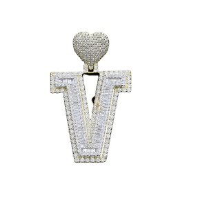 Nouveau Design glacé Baguette et coupe ronde Moissanite diamant coeur lettre initiale "V" Hiphop pendentif pour cadeau - Product Image 1