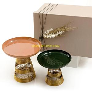 Ensemble de deux supports à gâteaux décoratifs avec base en fil doré Assiettes pêche et vertes pour gâteaux Cupcakes Cookies Présentoir à desserts moderne - Product Image 3