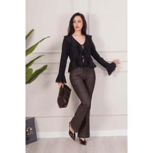 Blusa Elegante Negra para Mujer LUSTRIN con Detalle de Encaje y Cuello con Lazo, Top Versátil de Poliéster para Oficina y Uso Diario - Product Image 2