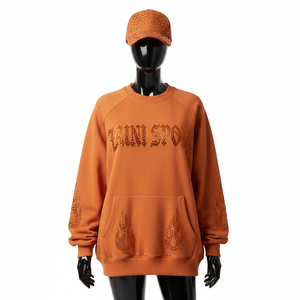 เสื้อสเวตเชิ้ตผู้หญิงทรงโอเวอร์ไซส์ ผ้าฝ้ายผสมขนแกะคุณภาพพรีเมียม 320 GSM สีสนิมอ่อน ประดับโลโก้ด้วยคริสตัลแบบ Hotfix เสื้อสเวตเชิ้ตผู้หญิงระบายอากาศได้ดี - Product Image 1