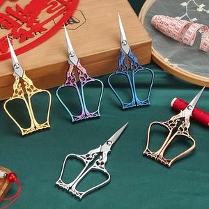 1 paire de ciseaux délicats et rétro en alliage d'acier inoxydable pour la maison, pour couper le papier, la laine, la broderie à la main, motif fleur de prunier - Product Image 1