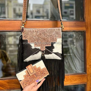 กระเป๋าถือหนังวัวขนเฟอร์เครื่องมือทำมือสไตล์ตะวันตกใหม่สำหรับผู้หญิงกระเป๋าตอนเย็นมีสไตล์และคลัทช์ขนสัตว์ที่ไม่ซ้ำกันชุดคอมโบ - Product Image 2