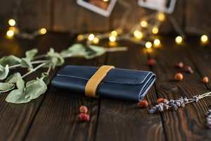 Étui de chargeur en cuir de luxe personnalisé avec fermeture éclair, écologique, durable, pour le rangement des câbles en voyage - Design unique, Noël LCH-0023D - Product Image 2