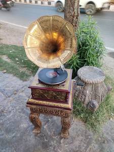 Gramophone ajusté en laiton de style vintage en bois article de musique instrument de musique tourne-disque décor de table de lecteur de musique vintage - Product Image 5