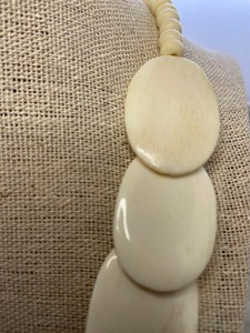 Collier en os de chameau vintage fabriqué à la main petit disque en forme de bel accessoire décoratif artisanat naturel pour noël - Product Image 3