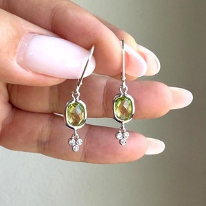 Pendientes Rectangulares de Peridoto Verde Lima, Corte Baguette, Estilo Veraniego para Vacaciones, Plata de Ley 925, Piedra de Nacimiento de Agosto, Zest - Product Image 2