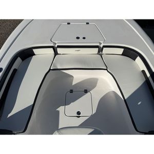 Botes TideWater 2300 CB 2026 para Pesca con Señuelos y Pesca de Lubina - Product Image 2