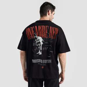 เสื้อยืดวินเทจฮิปฮอปทรงหลวม One More Rep ผ้าฝ้าย 100% พร้อมผ้าเจอร์ซีย์ระบายอากาศ สีดำ พิมพ์ลายโลโก้และตัวอักษร - Product Image 1