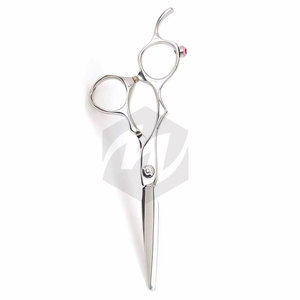 กรรไกรตัดผมคุณภาพสูง ใบมีดคมทนทาน ดีไซน์สวยงาม ระดับมืออาชีพ พร้อมที่พักนิ้ว - Product Image 5