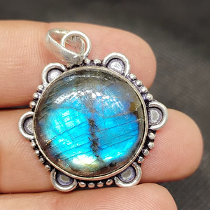 Collier pendentif en labradorite tendance, forme ronde, pierre précieuse - Product Image 2