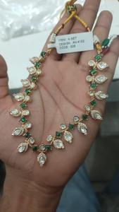 Collier Kundan en perles vertes royales avec perles et boucles d'oreilles Bijoux de fête de mariée multicouches pour grandes occasions et cadeaux - Product Image 6