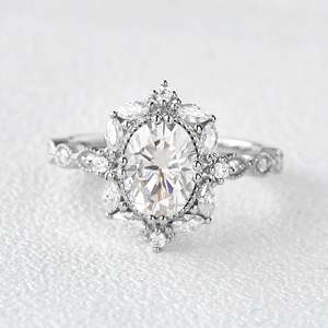 Anillo de compromiso Moissanite Halo de filigrana de corte ovalado elegante y único Categoría de producto premium - Product Image 1