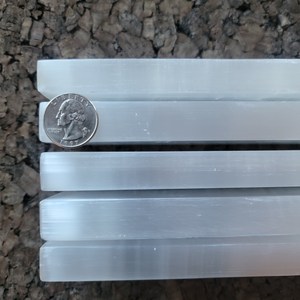 Nouveau Design 7 Pouces Sélénite Agate Gemstone Plaque De Charge Longue Forme Rectangle Gravé Sculpté Feng Shui Mascotte Rectangulaire - Product Image 2