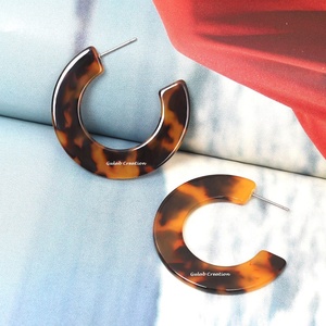 Boucles d'oreilles en résine léopard en forme de C pour femme - Product Image 1