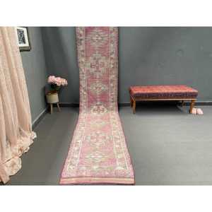 Tapis turc Herki 2,6 x 12 pieds, tapis vintage à bordure rose en laine - Product Image 1