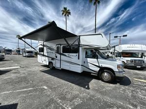 Camping-car de luxe confortable 1FDXE4FN8RDD30710 d'occasion, modèle 2025, classe C, avec cuisine complète, salle de bain et espace de couchage pour 6 personnes - Product Image 4