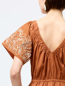 ชุดเดรส100% แขนยาวผ้าคอตตอนปักลายคอวีพร้อมรอบเอวธรรมชาติแบบเซ็กซี่ - Product Image 2