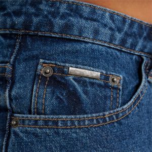 กางเกงยีนส์ผู้ชายทรงปกติสีน้ำเงินเข้มสไตล์ผ่อนคลายขาพร้อมรายละเอียดแบรนด์และการออกแบบที่สะดวกสบายบริการ OEM - Product Image 3