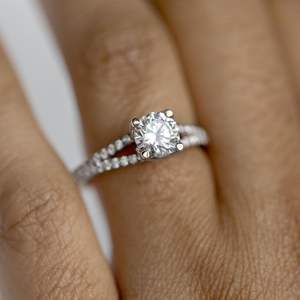 Anillo de compromiso de diamante cultivado en laboratorio con corte redondo y tallo dividido en oro rosa/plata para mujer - Product Image 3