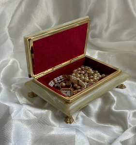 Boîte traditionnelle plaquée argent avec des motifs floraux gravés complexes et un fermoir simple, à prix de gros. - Product Image 4