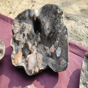 Beau spécimen d'apophyllite avec Steelbite - Product Image 1