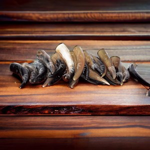 ฮอร์นเครื่องดื่มยุคกลางทำด้วยมือไวกิ้งงานฝีมือธรรมชาติที่ทนทานมีเทคนิคการแกะสลักสำหรับคอสเพลย์อัศวินประวัติศาสตร์ - Product Image 1