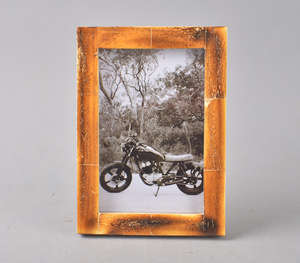 Marco de fotos de madera de mango hecho a mano con acabado naranja quemado degradado Diseño de bordes biselados clásicos Foto de escritorio única - Product Image 4