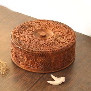 Casserole en bois artisanale avec couvercle sculpté floral Plat de service traditionnel pour repas chauds - Product Image 1