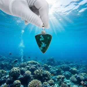 Pendentif en argent fait main de haute qualité, avec pierre précieuse naturelle Malachite verte, cabochon de forme mixte, cristal poli, pour la guérison et les fêtes - Product Image 1