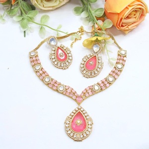 Conjunto de Collar y Aretes con Piedras Chapadas en Oro de Primera Calidad, Estilo Glamuroso, Colección de Joyería para Bodas para Mujer - Product Image 1