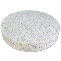 Table basse en résine écologique de style marocain avec incrustation de os, présentant des motifs traditionnels du Maroc