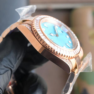 Reloj de Lujo para Hombre de 41 mm con Esfera Azul Cielo Analógica, Detalles de Diamantes Moissanite y Correa de Acero Inoxidable Completamente Engastada - Product Image 3