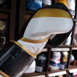 Gants de boxe professionnels personnalisés et confortables avec évacuation de l'humidité et sangle de poignet réglable en cuir pour l'entraînement au combat - Product Image 4