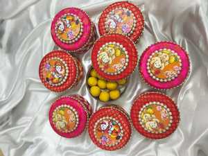 กล่องผ้าสแตนเลสที่มีผ้าที่สวยงามสดใสประดับด้วยลูกไม้สีทองและไข่มุกสำหรับแขกที่มีรูปแบบพระพิฆเนศ - Product Image 3