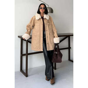 Veste en jean mi-longue pour femme avec détails en fourrure sur les manches et le col - Product Image 3