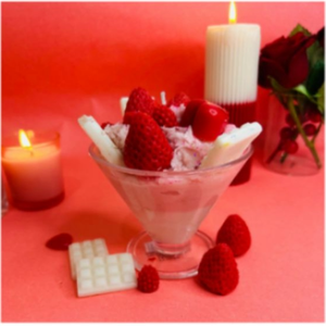 Bougie Décorative Parfumée Délice de Fraise pour Cadeaux de la Saint-Valentin et Décoration Intérieure - Product Image 1