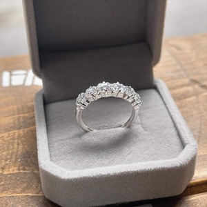 แหวนแต่งงานแบบ Eternity ประดับเพชรทรง Asscher Cut จำนวน 6 เม็ด ผลิตจากทองคำขาว 14K พร้อมเพชร CVD ขนาด 3 มม. ความใส VS1 นี่คือ e - Product Image 1