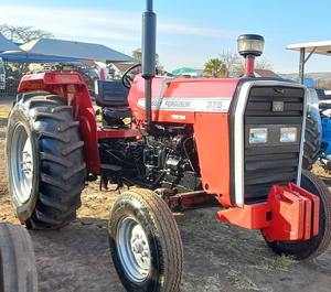 Tractor Multifuncional Massey Ferguson 375 2WD/4WD y Accesorios Agrícolas - Product Image 3