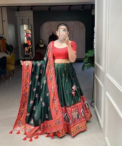 Ensemble Lehenga Choli d'inspiration vintage: charme nostalgique avec une torsion moderne Gherdaar Lehenga Choli: Silhouettes uniques - Product Image 4