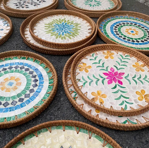 Plateau en rotin naturel avec incrustation de coquillages, design résistant à la chaleur pour servir des aliments et des boissons, Vietnam - Product Image 2