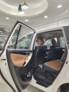 Toyota Innova Crysta Bianca 2019 Usata, SUV Automatico con Guida a Sinistra, 7 Posti, Veicolo Familiare - Product Image 3