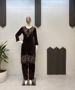 HERMOSO TRAJE DE TRABAJO CON PANTALÓN BORDADO TERCIOPELO FLORANTE - Product Image 1