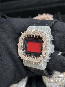 Reloj DW5600 Estilo Hip-Hop de Lujo con Incrustaciones de Moissanita Color D, Bisel con Diamantes Simulados, Certificado por el Probador de Diamantes - Venta al por Mayor - Product Image 5