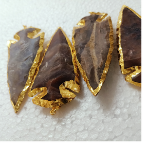 Colgantes de cabeza de flecha de piedra preciosa de ágata hechos a medida con bordes dorados ideales para diseñadores de joyas para reventa - Product Image 1